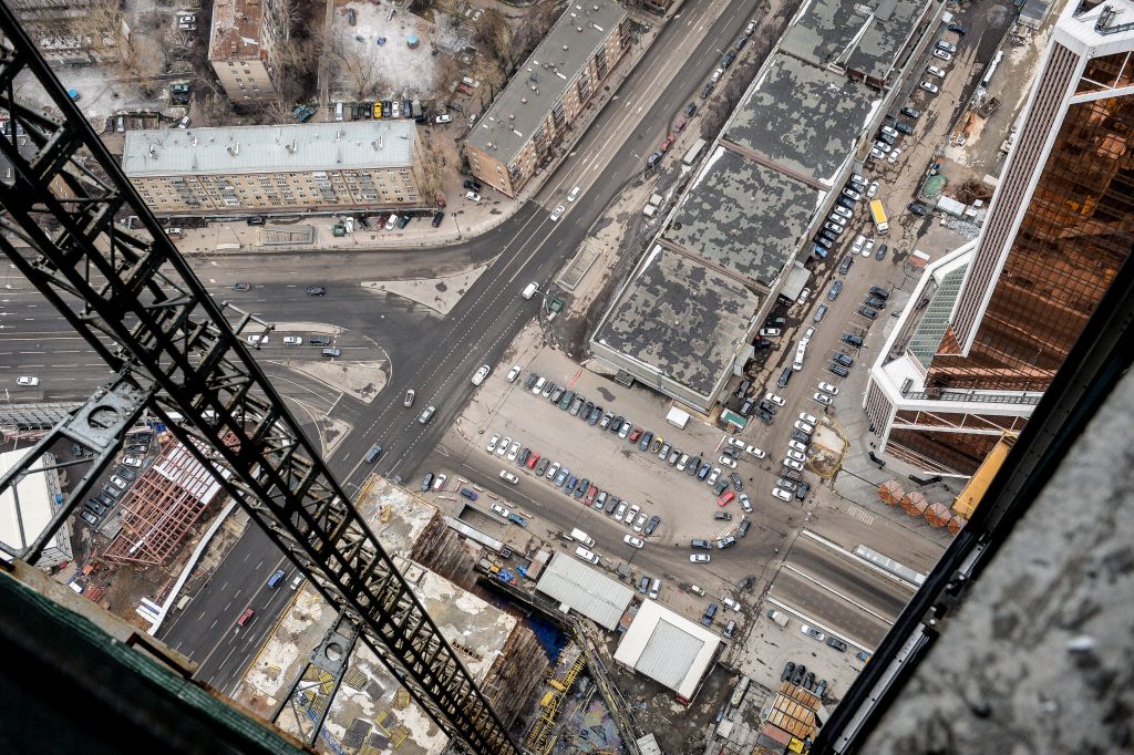 После падения с 20-метровой высоты в Москве госпитализированы четверо рабочих