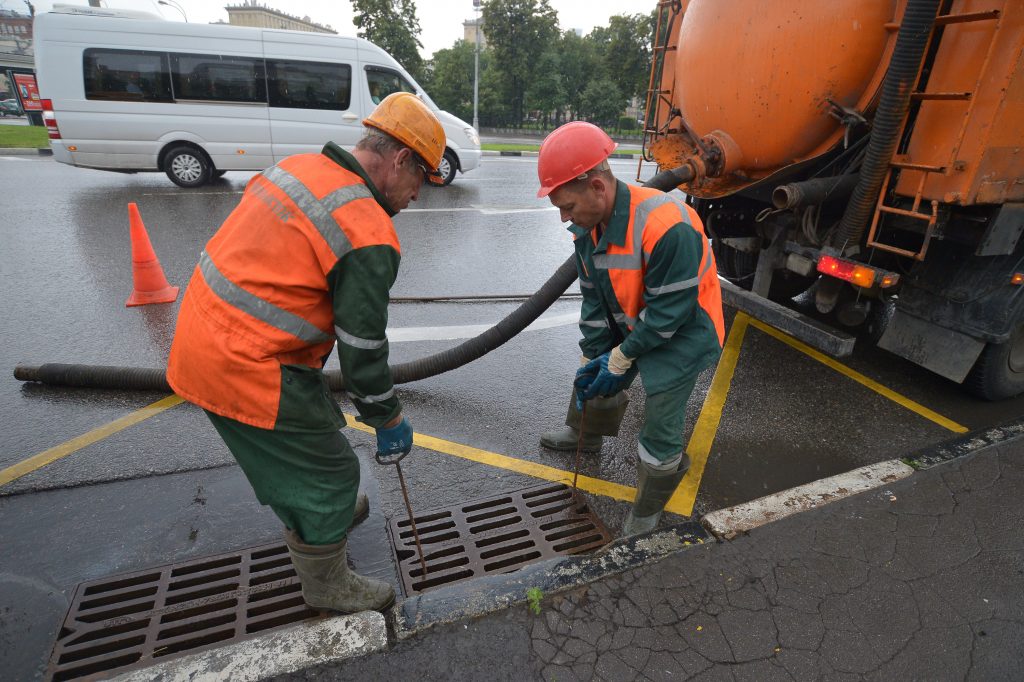 Дождь в Москве: коммунальщики перешли на круглосуточное дежурство