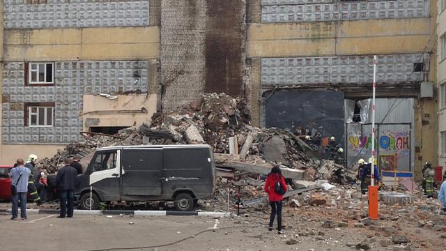 Спасатели прибыли к месту обрушения здания на территории завода АЗЛК