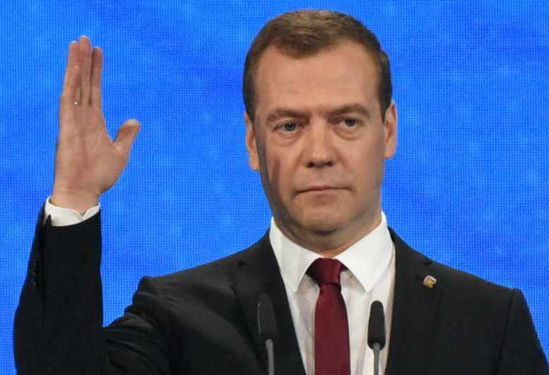 Дмитрий Медведев повысил прожиточный минимум в России до 9956 рублей