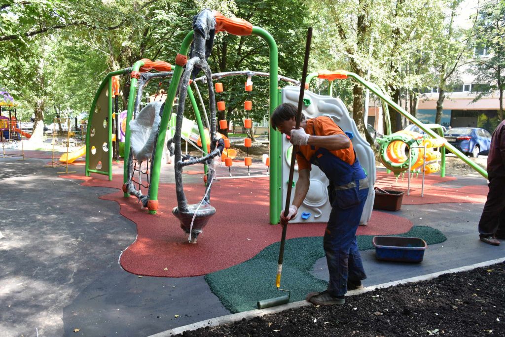 Детские площадки отремонтировали на трех улицах Нагатинского затона