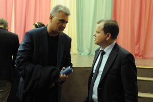 21 сентября 2016 года. Глава управы района Братеево Александр Воробьев (справа) общается с жителями