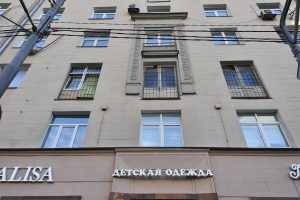 26 августа 2016 года. Дом № 24 по Ленинскому проспекту. Здесь восстановят балкон, а решетку уберут