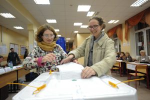 18 сентября 2016 года. Старшие дочери семьи Гривко Маша (слева) и Таня (справа) на выборах. Таня голосует впервые