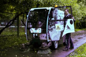 23 сентября 2016 года. Муниципальный депутат Максим Демченков чистит двор дома № 55 по Шипиловской улице 23 сентября 2016 года. Муниципальный депутат Максим Демченков чистит двор дома № 55 по Шипиловской улице