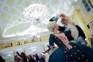 Преподаватели общества "Русский бал" Анна Николаева и Сергей Сосницкий дают мастер-класс. Преподаватели общества "Русский бал" Анна Николаева и Сергей Сосницкий дают мастер-класс.