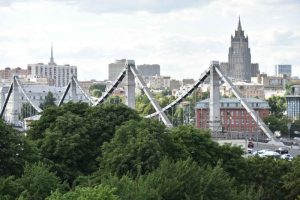 Молодой парень спрыгнул с опоры на проезжую часть Крымского моста. Фото: "Вечерняя Москва" Молодой парень спрыгнул с опоры на проезжую часть Крымского моста. Фото: "Вечерняя Москва"