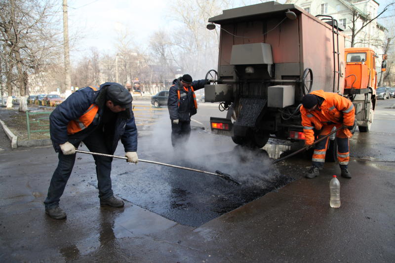 Асфальт проломился под автомобилем в центре Москвы