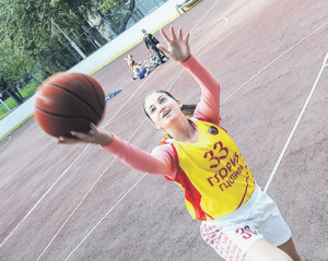 8 сентября 2016 года. Дочка Станислава Вика Тотоян тренируется забрасывать мяч в корзину. На новом покрытии играть особенно удобно
