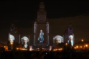 24 сентября 2016 года. Зрителей на площадке МГУ «развлекал» сам Михаил Васильевич Ломоносов 24 сентября 2016 года. Зрителей на площадке МГУ «развлекал» сам Михаил Васильевич Ломоносов