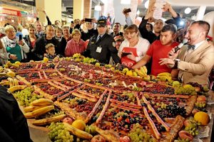 18 сентября 2016 года. 60-килограммовый пирог, испеченный на день рождения рынка 18 сентября 2016 года. 60-килограммовый пирог, испеченный на день рождения рынка
