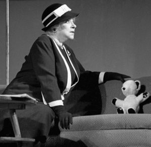 1 декабря 1966 года. Фаина Раневская в роли миссис Сэвидж в спектакле «Эта странная миссис Сэвидж» 