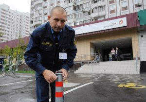 22 сентября 2016 года. Охранник Александр Антонов показывает: столбики снимаются поворотом ключа 22 сентября 2016 года. Охранник Александр Антонов показывает: столбики снимаются поворотом ключа