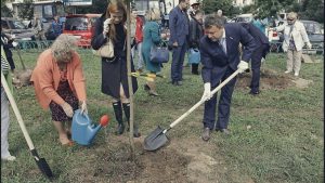 31 августа 2016 года. Депутат Госдумы Анатолий Выборный и жители района высаживают деревья в сквере