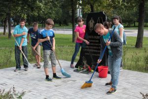 25 августа 2016 года. Кадеты 8 «К» класса убирают территорию возле памятника