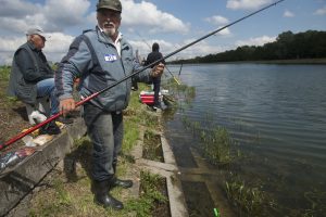 Мостики для рыбаков оборудуют на набережной Нагатинского затона. Фото: "Вечерняя Москва"