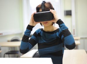 13 октября 2016 года. Школьница Милена Ерма- кова одна из первых про- тестировала очки вирту- альной реальности