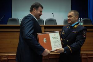 11 октября 2016 года. Начальник УВД по Южному округу Роман Плугин (справа) вручает утерянную награду Игорю Митюхину