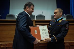 11 октября 2016 года. Начальник УВД по Южному округу Роман Плугин (справа) вручает утерянную награду Игорю Митюхину 11 октября 2016 года. Начальник УВД по Южному округу Роман Плугин (справа) вручает утерянную награду Игорю Митюхину