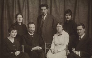 1918 год. Дмитрий Ушаков с преподавателями и студентками Высших женских курсов 