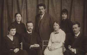 1918 год. Дмитрий Ушаков с преподавателями и студентками Высших женских курсов 1918 год. Дмитрий Ушаков с преподавателями и студентками Высших женских курсов