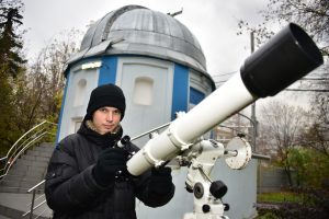 20 октября 2016 года. Юный астроном Филипп Романов пришел в восторг от первого профессионального телескопа, который ему удалось подержать в руках