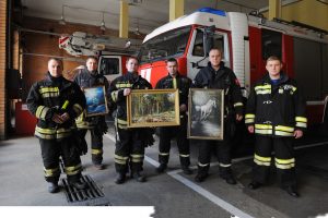 Коллектив пожарной части № 106 с полотнами Романа Шевякова (третий слева) 