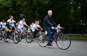 Мэр Москвы Сергей Собянин тестирует велодорожку на Воробьевых горах. За три последних года общая длина велодорожек выросла с 9 до 210 километров