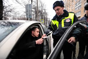 Пьяный водитель сбил сотрудника ДПС. Фото: "Вечерняя Москва"