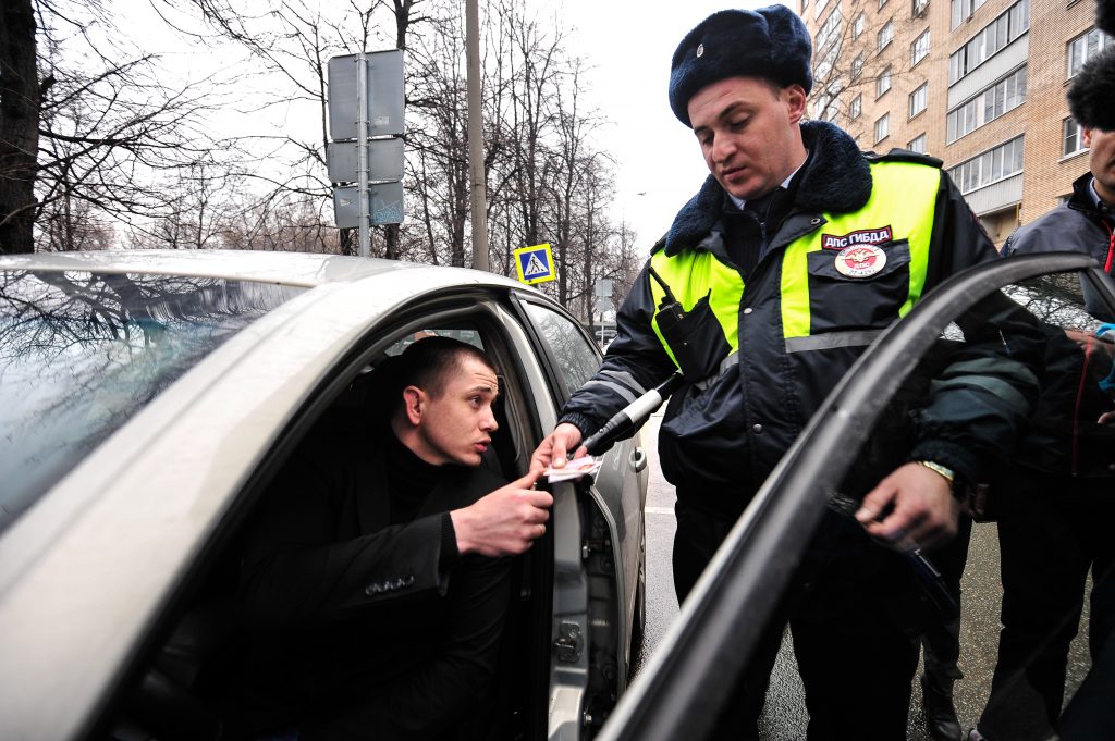 Пьяный водитель сбил сотрудника ДПС