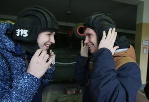 14 октября 2016 года. Призывники из Донского района — Илья Артемьев (слева) и Игорь Хармыч примеряют шлемы танкистов 14 октября 2016 года. Призывники из Донского района — Илья Артемьев (слева) и Игорь Хармыч примеряют шлемы танкистов