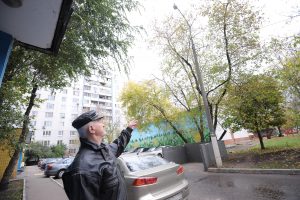 11 октября 2016 года. Житель дома № 27 Виктор Бадайкин - один из жалующихся на отсутствие света возле подъезда
