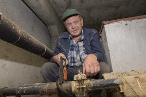 Сантехник Александр Храмов готовит трубу на чердаке дома № 15 в Гурьевском проезде к замене Сантехник Александр Храмов готовит трубу на чердаке дома № 15 в Гурьевском проезде к замене