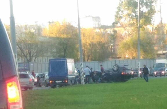 «Скорая» прибыла к месту ДТП с перевернутым автомобилем на юге Москвы