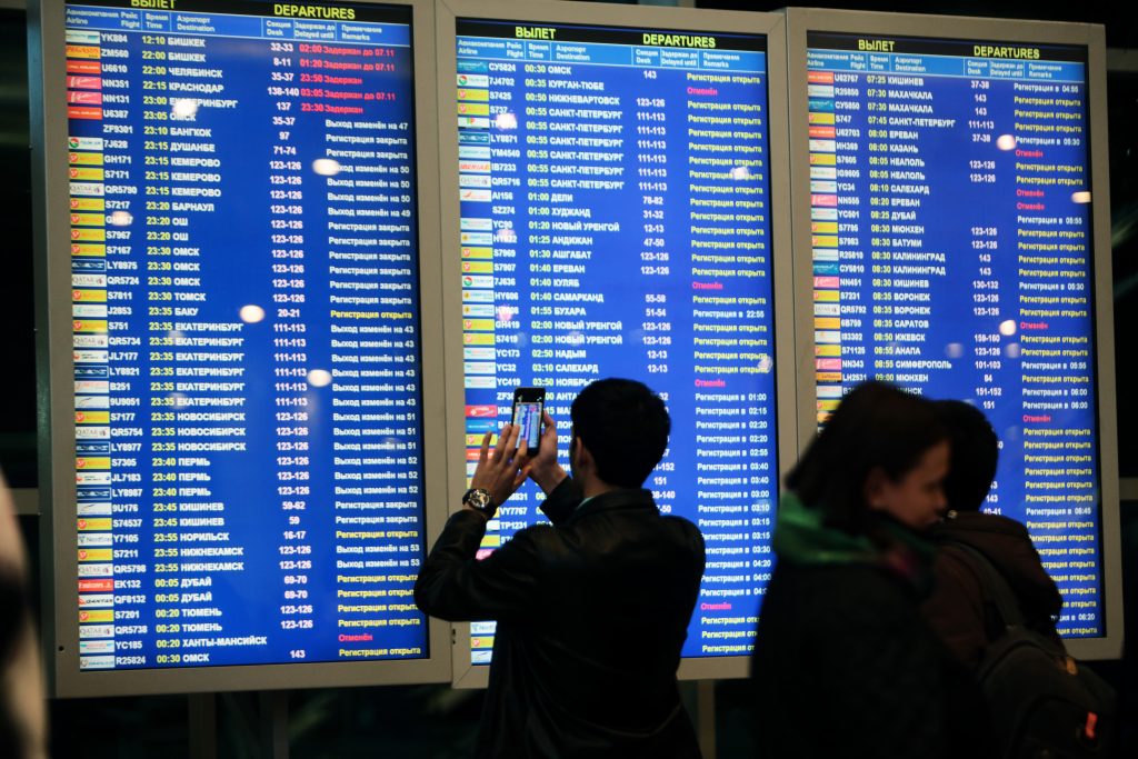 Аэропорты Москвы задержали и отменили ряд рейсов из-за снегопада