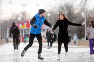 Каток в Парке Горького начнет выдавать коньки без залога. Фото: архив, "Вечерняя Москва"