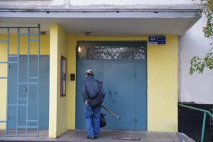 Новые двери установят во всех подъездах домов Москворечья-Сабурова. Фото: "Вечерняя Москва" Новые двери установят во всех подъездах домов Москворечья-Сабурова. Фото: "Вечерняя Москва"