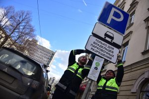 Москвичи смогут бесплатно припарковать автомобиль в праздники. Фото: "Вечерняя Москва"