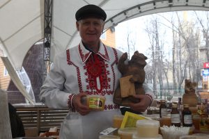 Ярмарку меда в "Коломенском" продлили до 30 октября. Фото: "Вечерняя Москва"