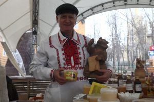 Ярмарку меда в "Коломенском" продлили до 30 октября. Фото: "Вечерняя Москва" Ярмарку меда в "Коломенском" продлили до 30 октября. Фото: "Вечерняя Москва"