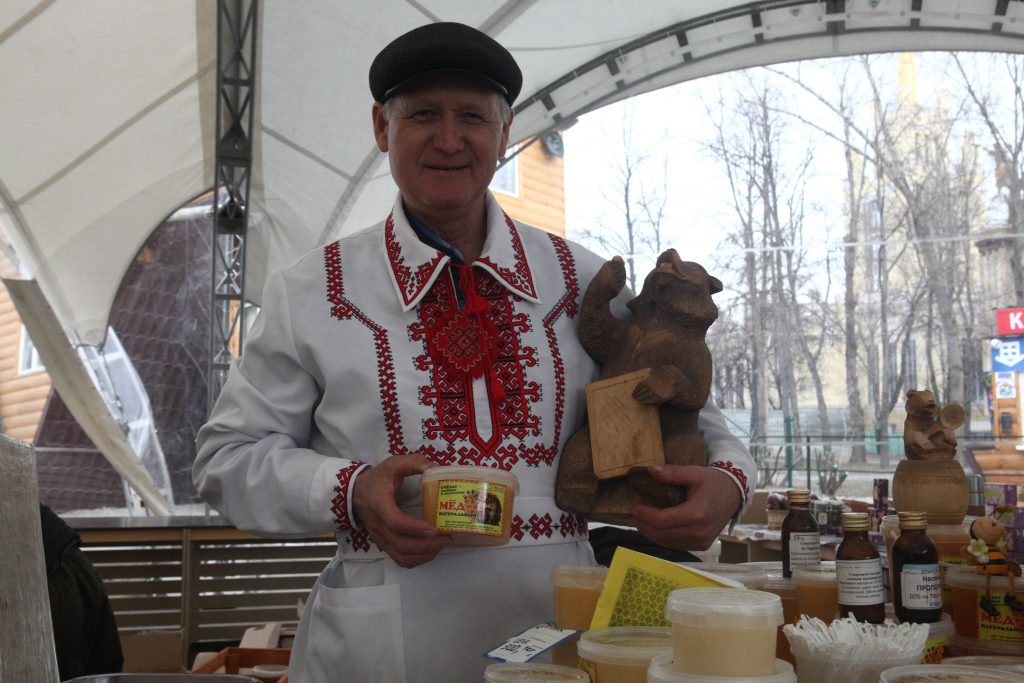 Ярмарку меда в «Коломенском» продлили до 30 октября
