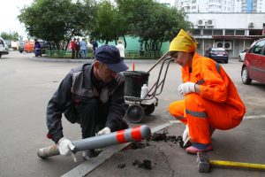 Антипарковочные столбики установят в нескольких дворах Братеева. Фото: "Вечерняя Москва"