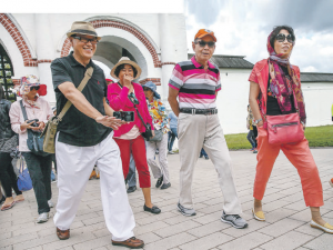 Туристы из Азии прогуливаются по музею-заповеднику «Коломенское» (фото сделано 15 июля 2016 года)