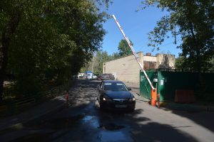Шлагбаумы появятся во дворе на Варшавском шоссе. Фото: "Вечерняя Москва" Шлагбаумы появятся во дворе на Варшавском шоссе. Фото: "Вечерняя Москва"