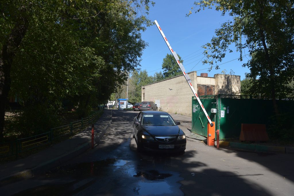 Шлагбаумы появятся во дворе дома на Варшавском шоссе