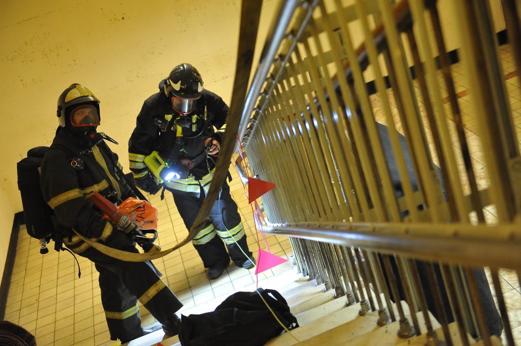 Пожарные потушили горящую обшивку исследовательского центра на юге Москвы
