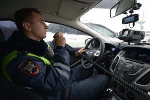Полиция прибыла на место столкновения автобуса «Мерседес» со столбом