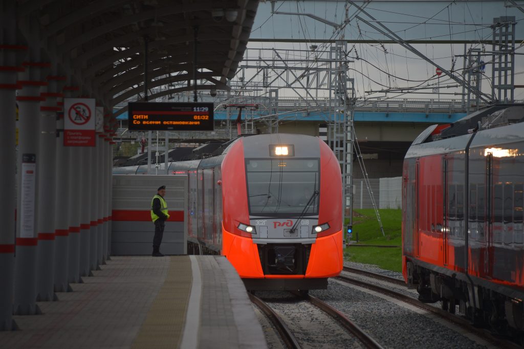 Московское центральное кольцо начали оснащать табличками с номерами автобусов