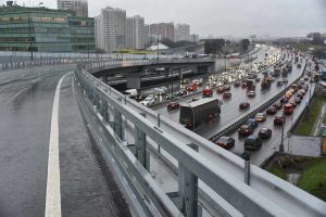 На участке Днепропетровской улицы ограничили движение. Фото: "Вечерняя Москва"