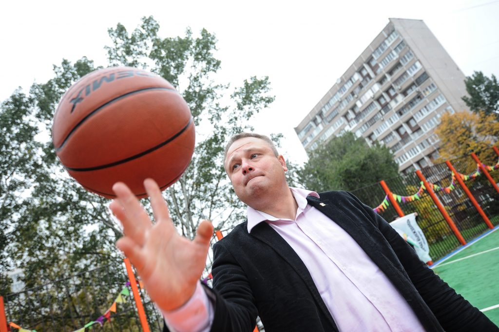 Глава управы Нагатино-Садовников открыл новую баскетбольную площадку